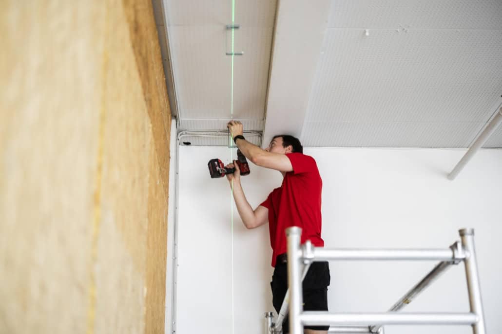 elektriker borer hul i loftet