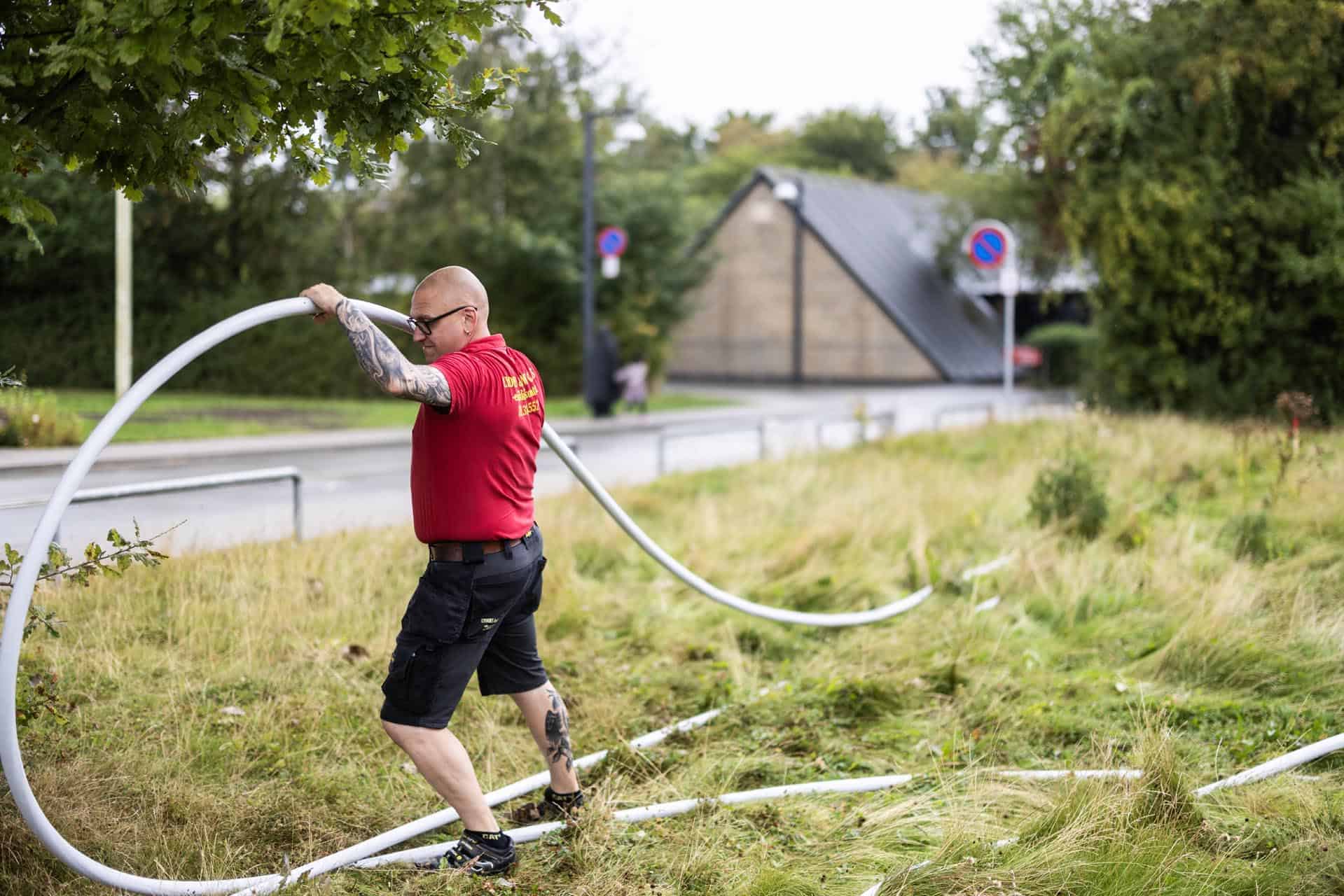 elektriker trækker strøm til byggeprojekt