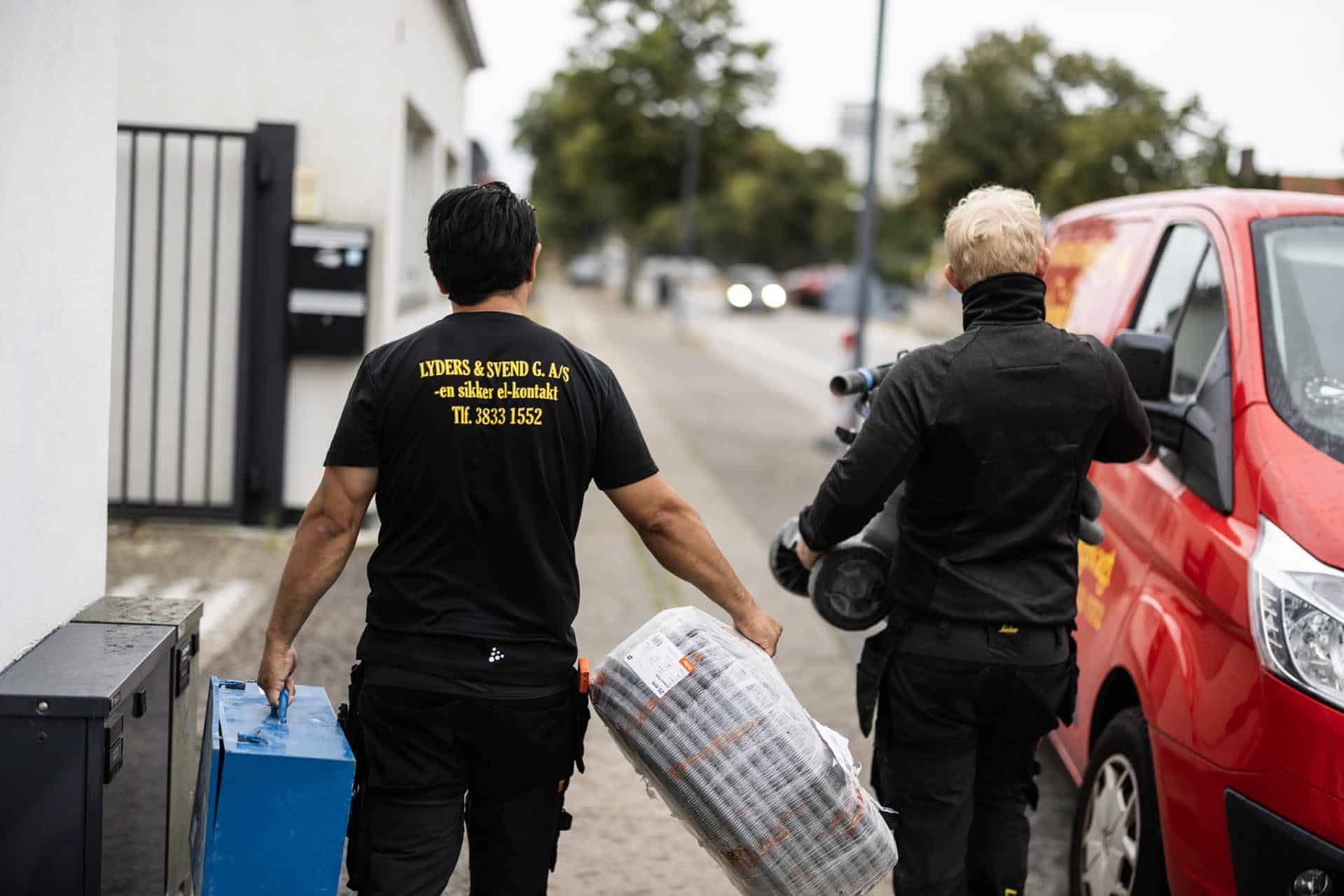 Materialer bæres ind hos kunde